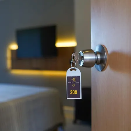 Club-e Hotel 3*